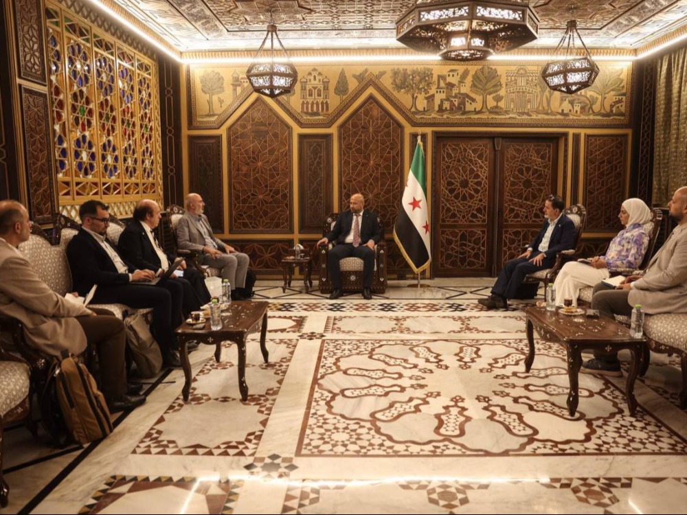 رائد الصالح مع وفد ياباني