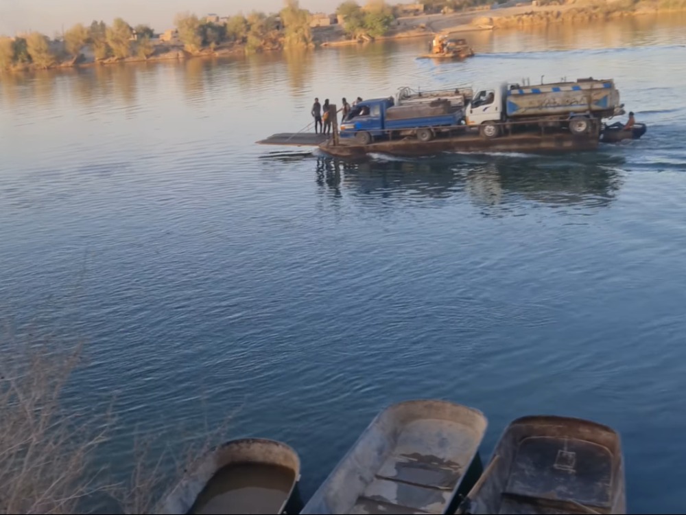 عبارة تحمل مركبات في أحد المعابر النهرية في دير الزور