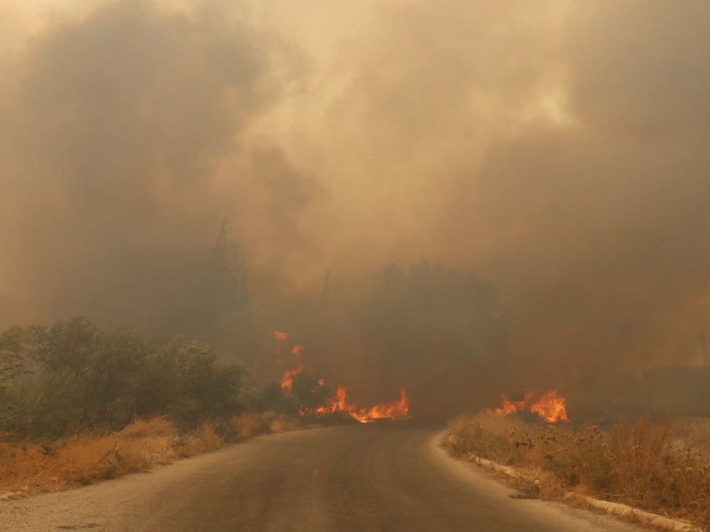 اختناقات في صفوف المدنيين والشرطة نتيجة الحرائق في ريف حماة