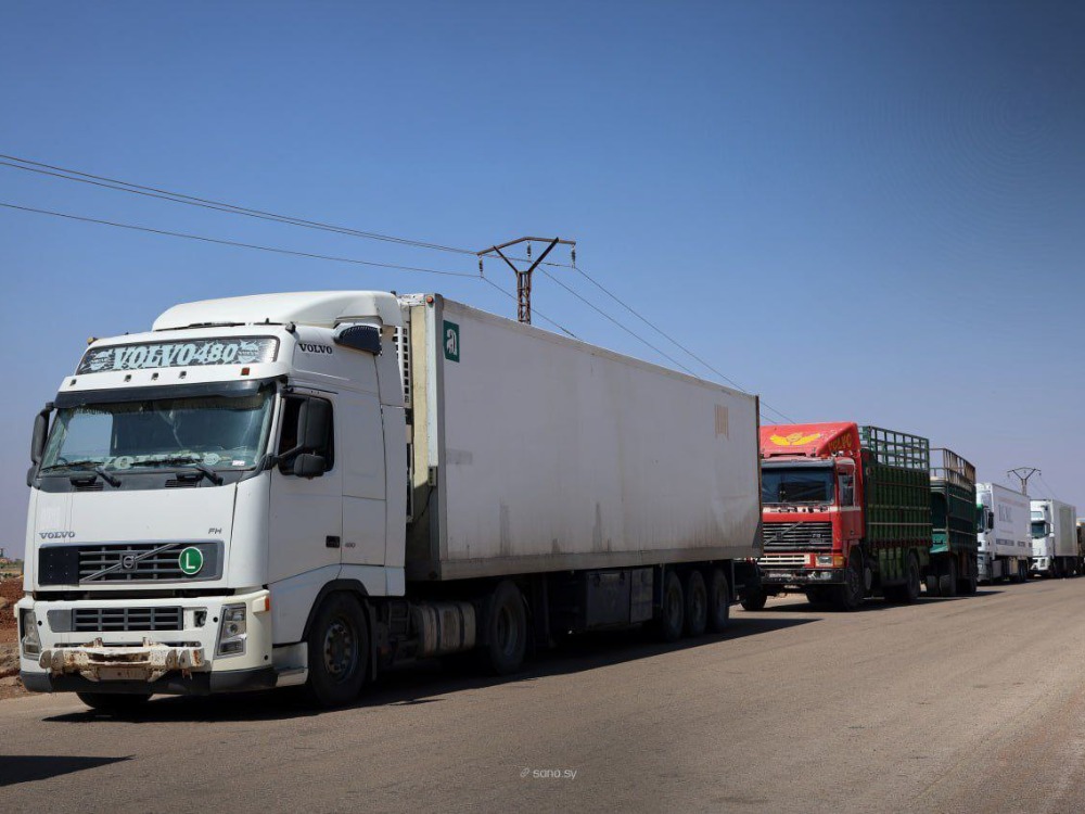 قافلة تجارية تدخل محافظة السويداء عبر ممر بصر الحرير