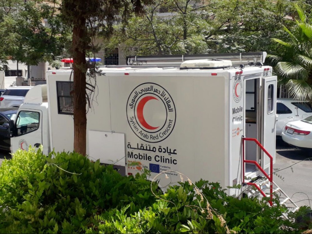 الهلال الأحمر يتسلّم عيادتين طبيتين للمساعدات الإنساني