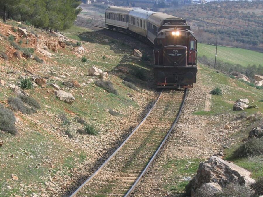 بعد توقف 13 عاماً.. انطلاق أول رحلة قطار من حلب إلى دمشق