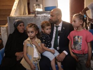 عد اختطافه في السويداء.. وزير الطوارئ يزور عائلة حمزة العمارين