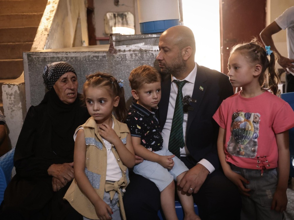 عد اختطافه في السويداء.. وزير الطوارئ يزور عائلة حمزة العمارين