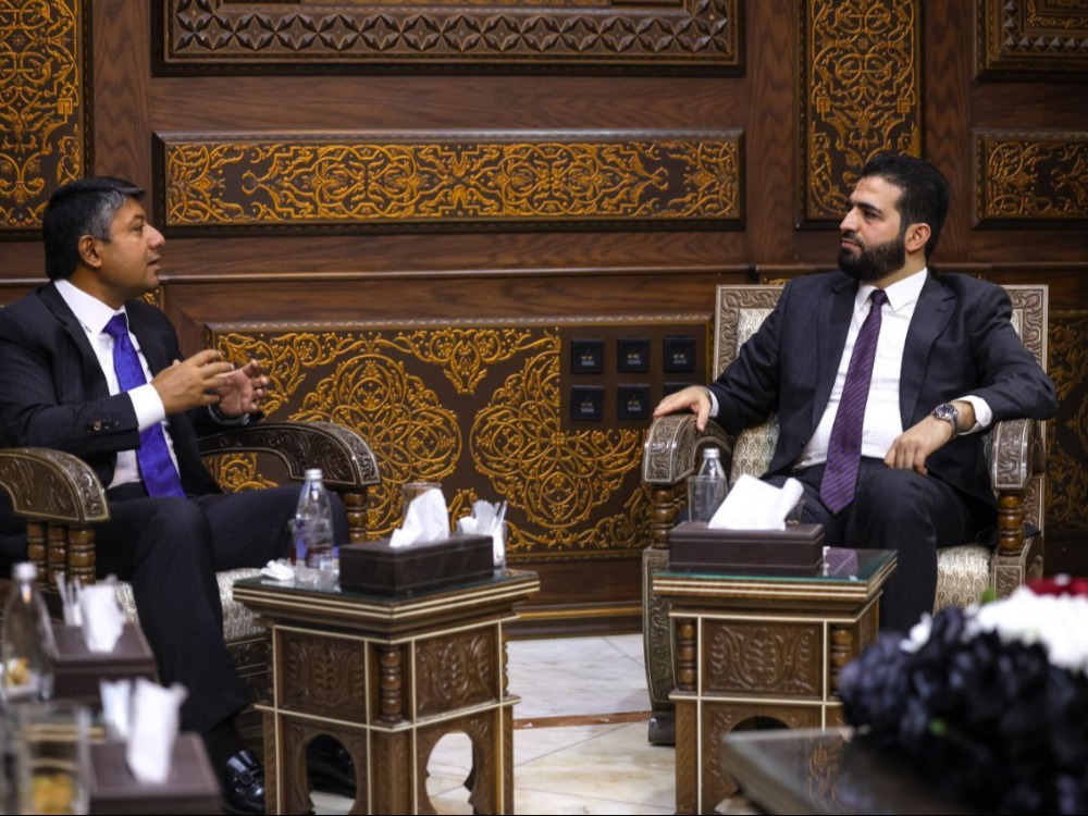 وزير الداخلية يبحث مع السفير الأذربيجاني التعاون الأمني وتبادل الخبرات