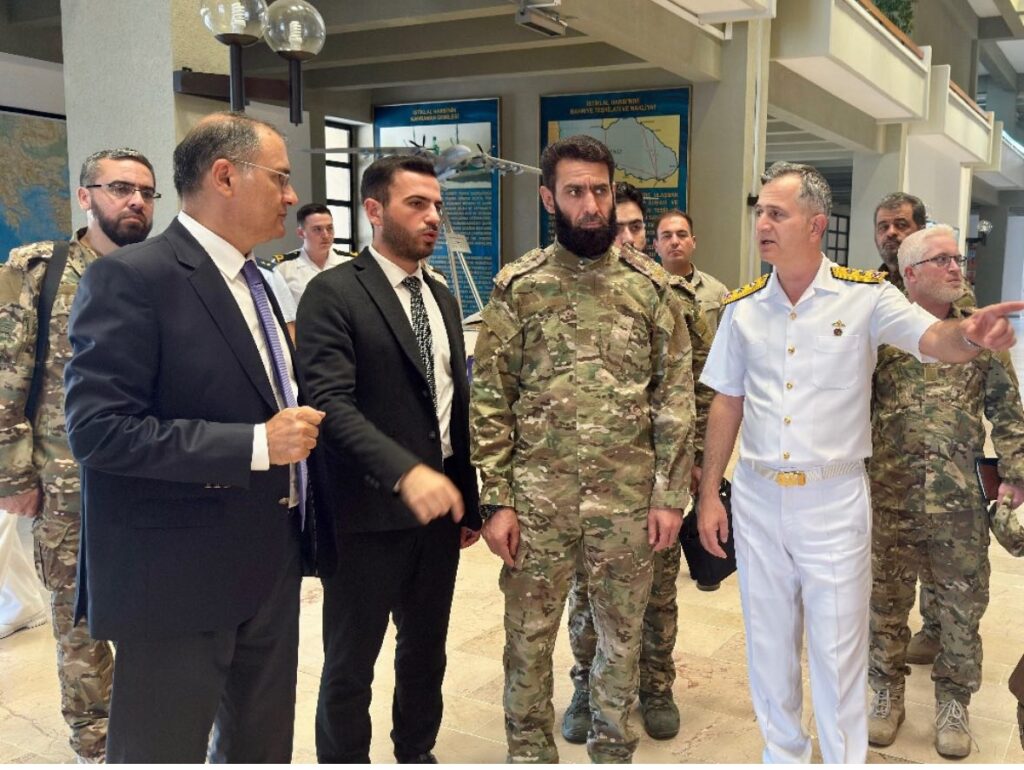 وفد من وزارة الدفاع يجري زيارة إلى كلية البحرية في تركيا