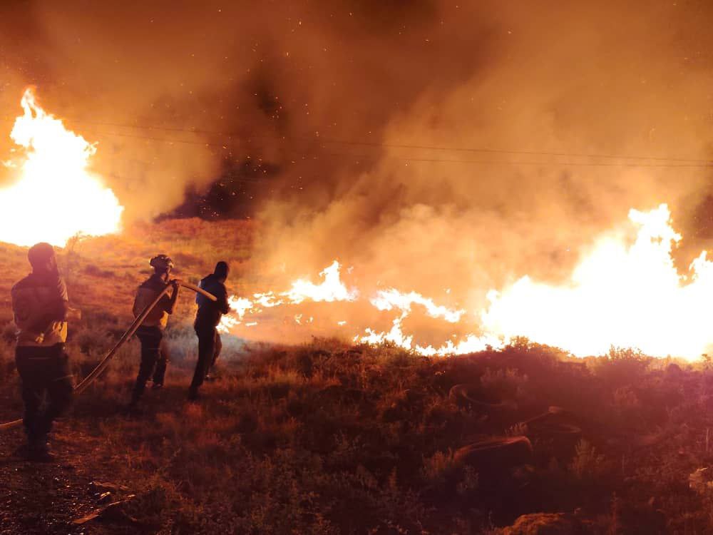 الدفاع المدني يُسيطر على حريق في قرية نهر البارد بريف حماة