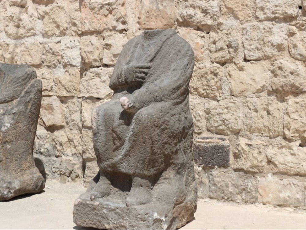 نقل 11 قطعة أثرية من منبج بريف حلب إلى الحمام العثماني