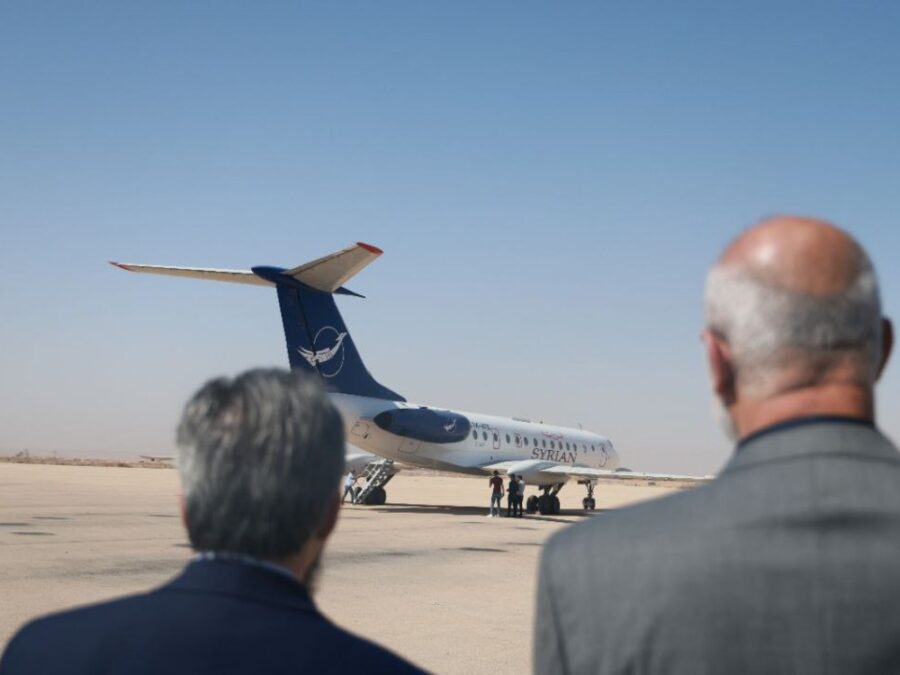 وفد من هيئة الطيران المدني يصل مطار دير الزور تمهيدًا لإعادة تفعيله