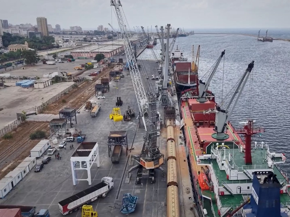 محملة بـ 15 ألف طن.. تفريغ باخرة قمح جديدة في ميناء اللاذقية