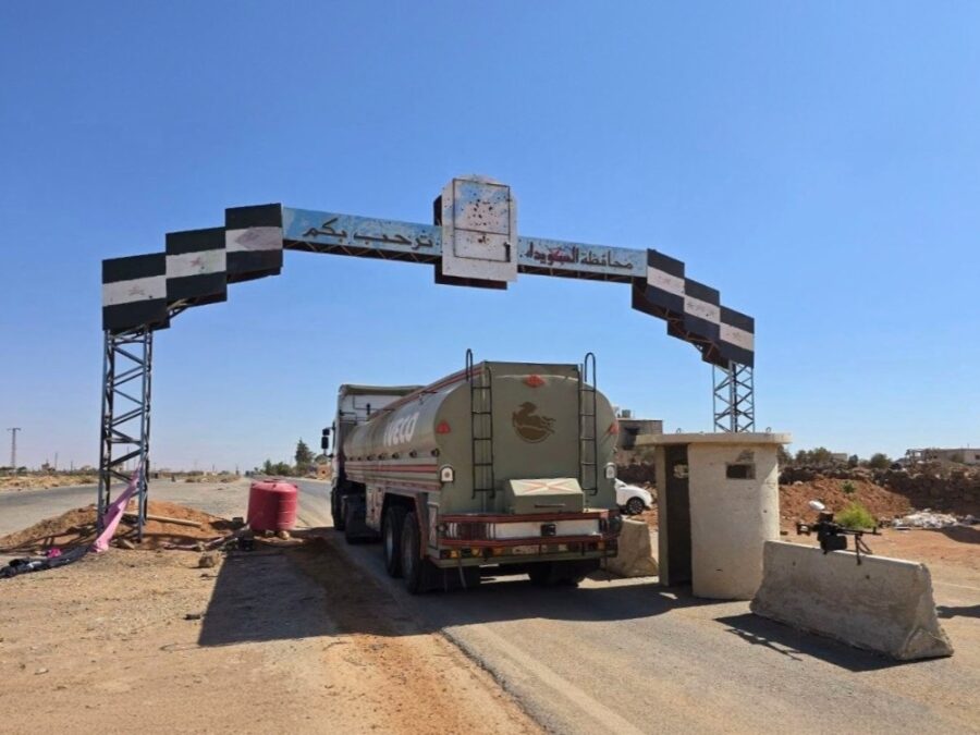 عبر طريق دمشق.. دخول قافلة إغاثية وتجارية جديدة إلى السويداء