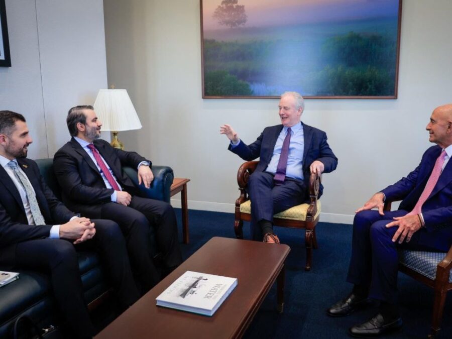 الشيباني يبحث مع السيناتور فان هولن تعزيز التعاون بين سوريا والولايات المتحدة