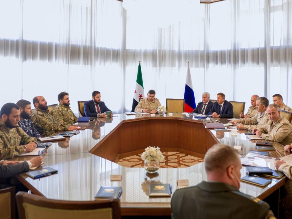 رئيس هيئة الأركان يلتقي وفداً من وزارة الدفاع الروسية لبحث التعاون العسكري