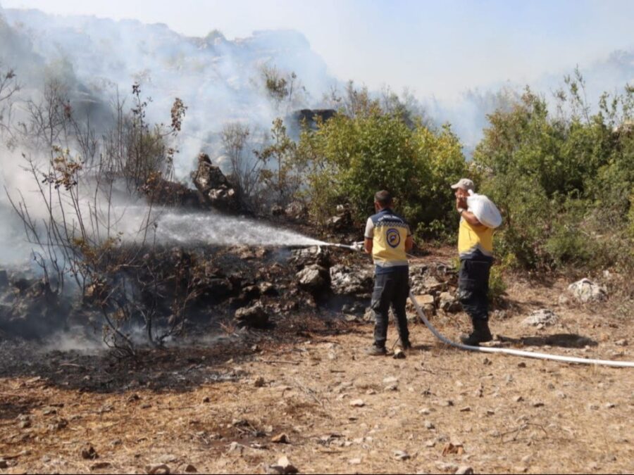 النيران تلتهم آليتين لفرق الإطفاء باللاذقية والسيطرة على حريق حراجي بحماة