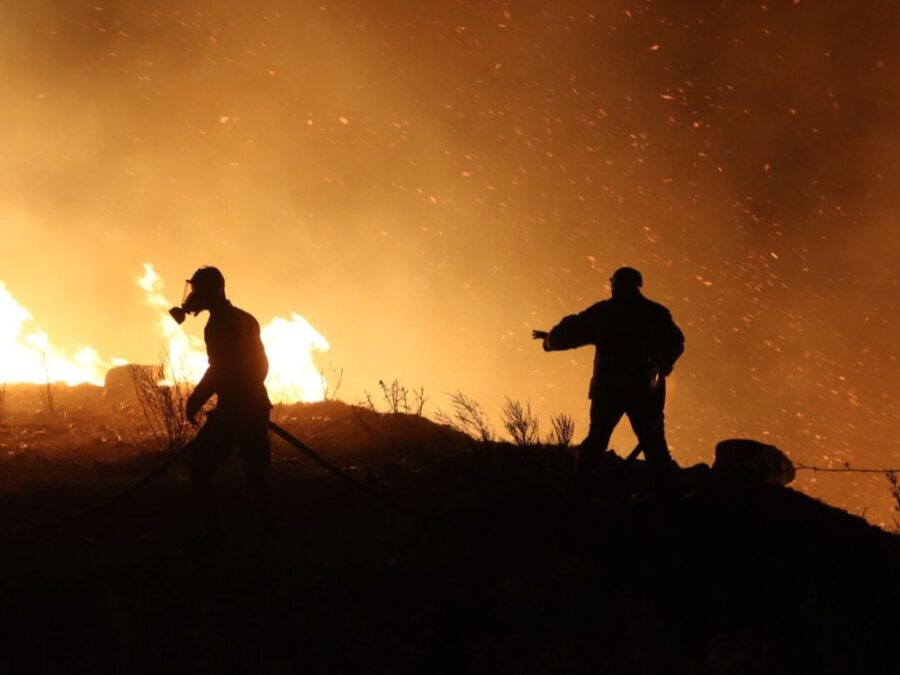 الدفاع المدني يواصل جهوده في إطفاء حرائق حراجية بريف حمص الغربي