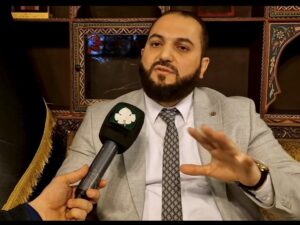 محافظ دمشق يعلن تشكيل لجان قانونية لمعالجة ملف حي السومرية أكّد محافظ دمشق ماهر مروان إدلبي البدء بتشكيل لجان قانونية مشتركة بين محافظتي دمشق وريف دمشق للنظر في ملف الاستملاك والعشوائيات في حي السومرية. وأوضح المحافظ اليوم الأربعاء 3 أيلول، أن عمل هذه اللجان سيكون شاملاً وبالتعاون مع جميع الجهات المعنية من وزارة الداخلية والدفاع، لضبط أي مخالفات أو تجاوزات لا تستند إلى قرارات قضائية أو قوانين نافذة مع الإشارة لمحاسبة من يتجاوز الأوامر. وبيّن إدلبي عبر معرّفات محافظة دمشق الرسمية، أن ما جرى في حي السومرية هو نتيجة تراكمات لسنوات طويلة من الاستملاك الجائر والفساد العقاري الذي تفشّى عبر عقود من حكم النظام البائد، ما أدى إلى ظهور عشوائيات ومشاكل عقارية معقدة تناقلتها الأجيال. وأشار المحافظ، إلى أن الدولة ملتزمة بحل هذه الملفات بعدالة وشفافية، وبما يحقق مصالح الأهالي ويحافظ على السلم الأهلي والاستقرار، وفق ما نقلته المحافظة. وخلال استقباله عدداً من أهالي الحي اليوم 3 أيلول، قدّم المحافظ ماهر مروان إدلبي توضيحاً مفصلاً حول حيثيات الملف، مشدداً على أن الدولة دولة مؤسسات وقانون، وأن حقوق الملكية الخاصة مصونة شرعاً وقانوناً وأخلاقياً. وأضاف أنه لا يجوز المساس بحقوق الملكية إلا من خلال قرارات ولجان قضائية مختصة أو عبر قوانين عادلة تضمن حق الجميع. كما شدّد المحافظ إدلبي، على أن الدولة السورية ملتزمة بحل هذه القضايا بعدالة وشفافية، بعيداً عن التهجير أو الطرد القسري.