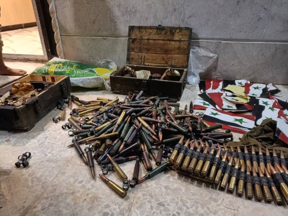 الأمن الداخلي ينفذ عملية أمنية دقيقة في دير الزور ويصادر ذخيرة ورموز للنظام البائد