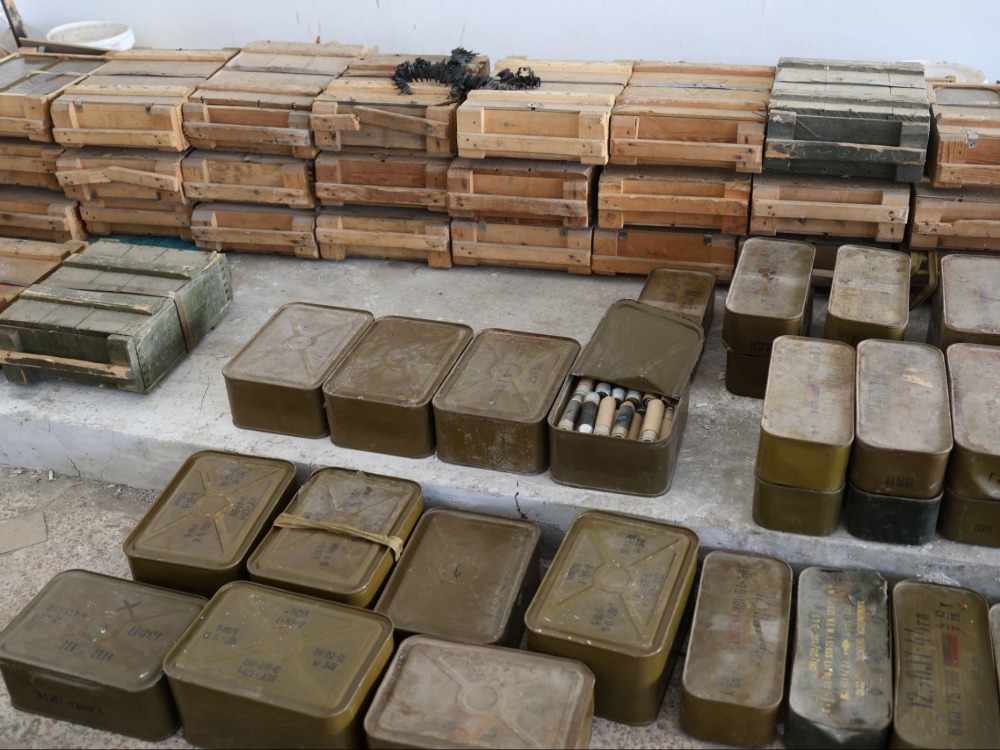 الأمن الداخلي يضبط مستودع أسلحة مسروقة في نوى بريف درعا