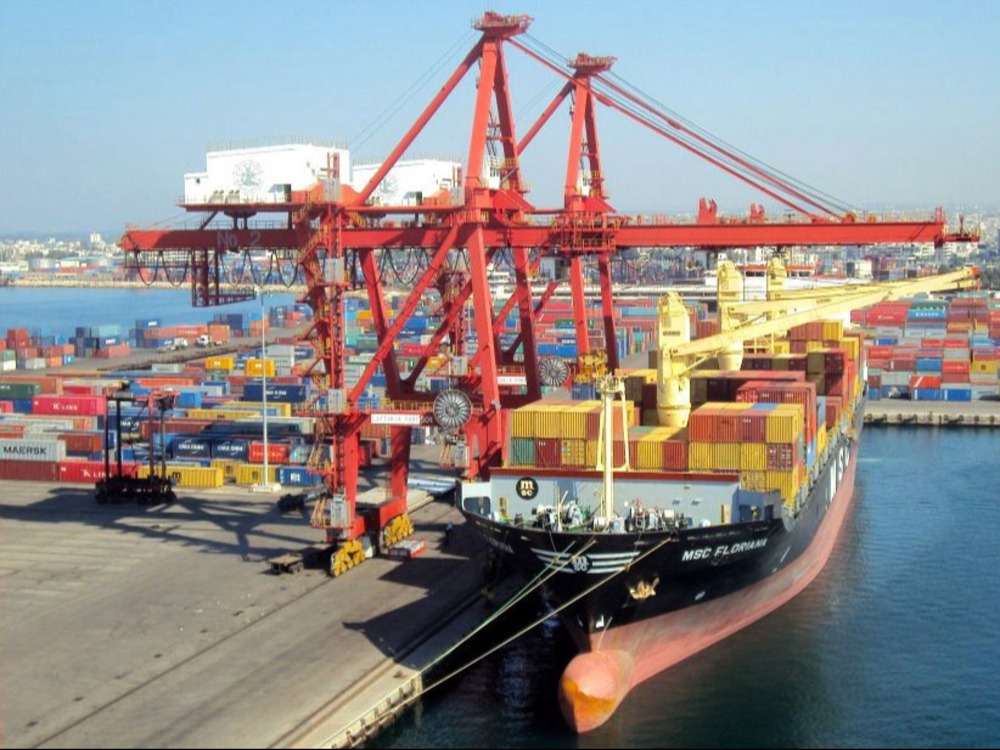 مرفأ اللاذقية يستقبل باخرة "عملاقة" محمّلة ببضائع وسلع أساسية