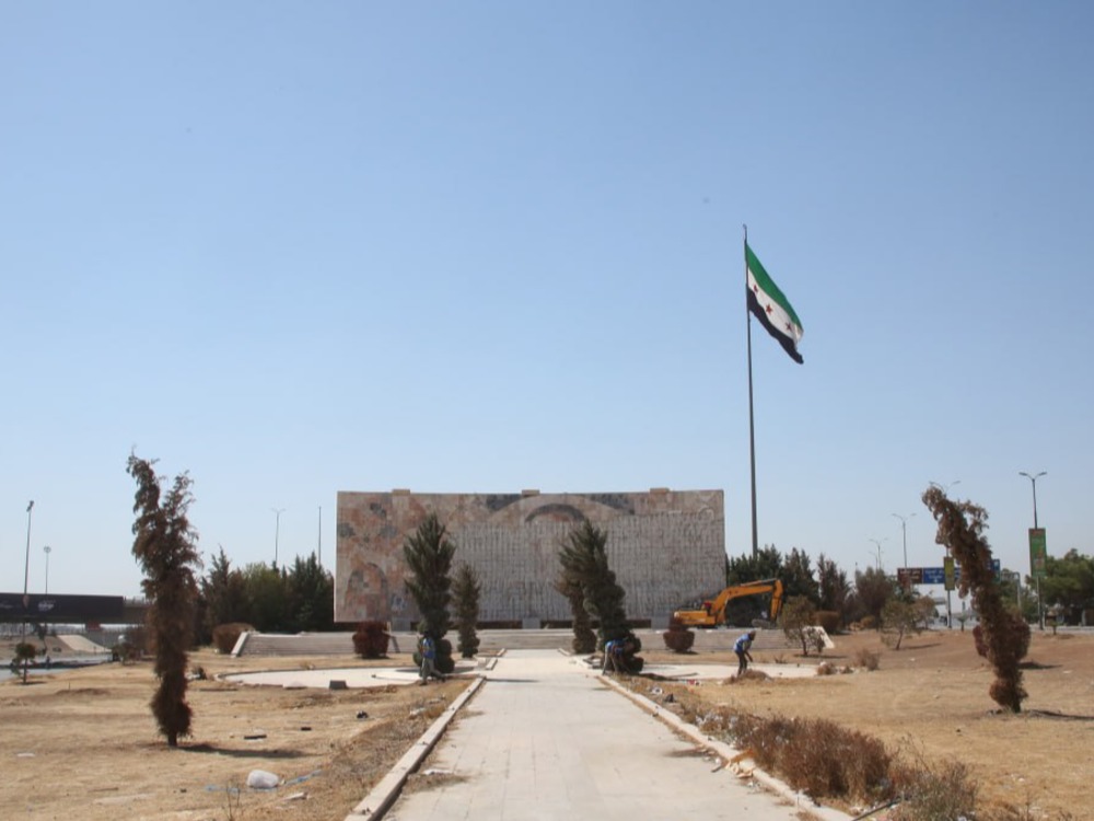 لتحسين المشهد الحضاري.. دمشق تزيل رموز وشعارات النظام البائد من مدخلها الشمالي