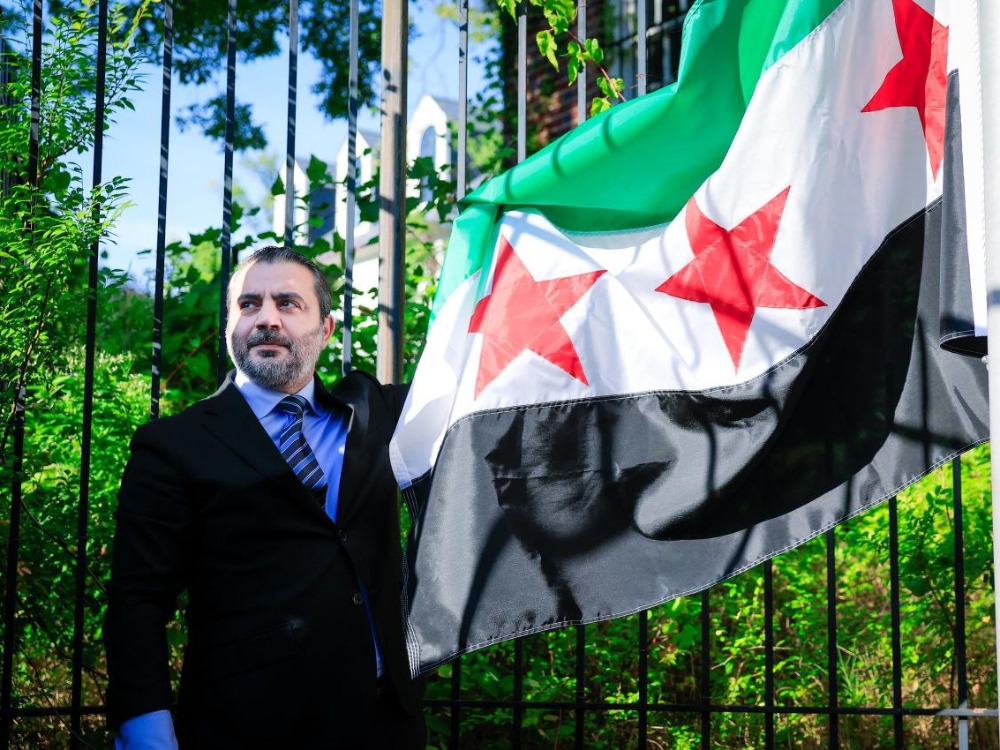 لحظة تاريخية.. الشيباني يرفع علم سوريا فوق مقر سفارة دمشق في واشنطن