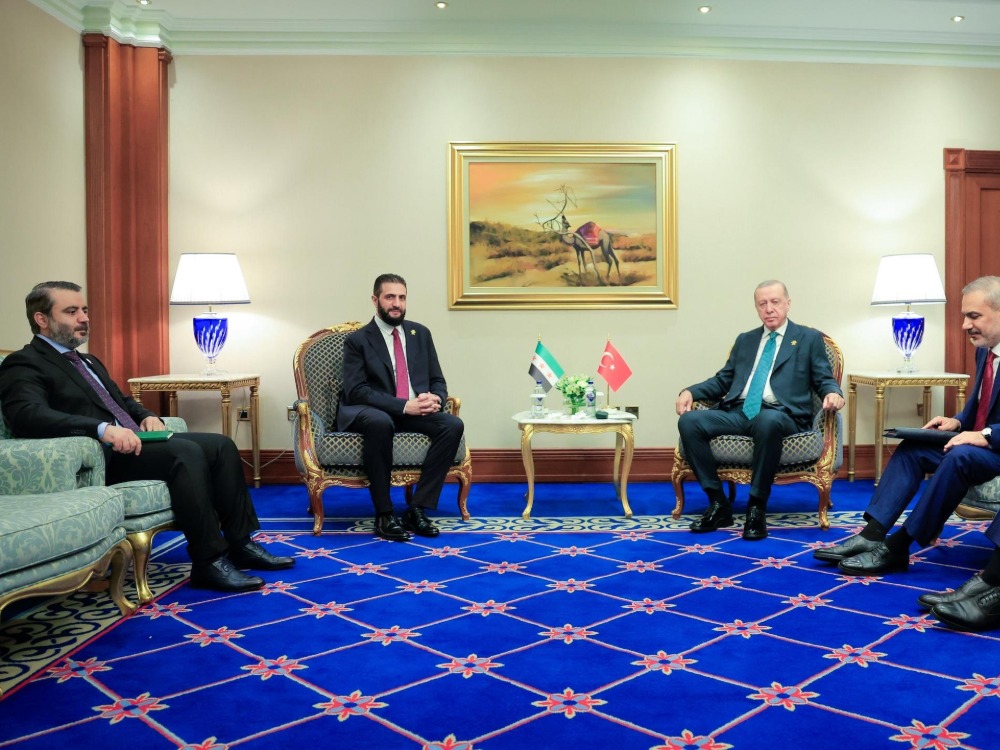على هامش قمة الدوحة.. الرئيس الشرع يلتقي نظيريه اللبناني والتركي