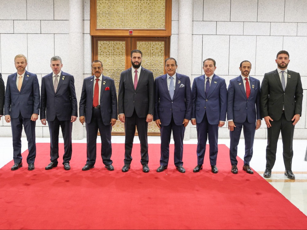 الرئيس الشرع يستقبل رجل الأعمال الإماراتي خلف الحبتور