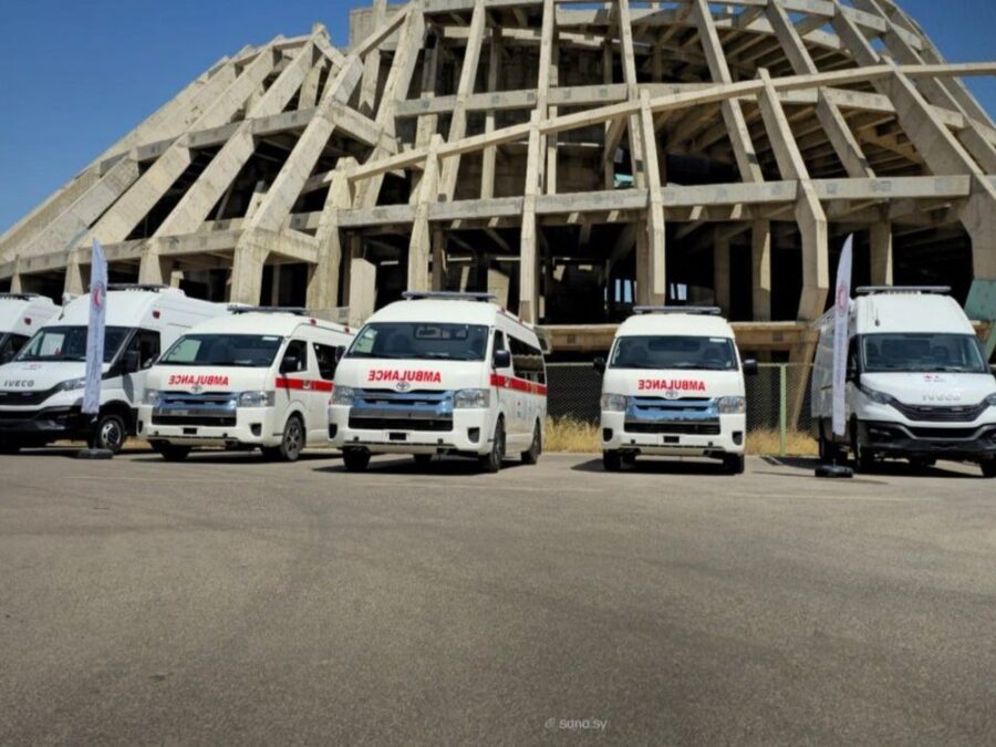 بدعم أممي.. الهلال الأحمر يتسلّم عيادات متنقلة وسيارات إسعاف