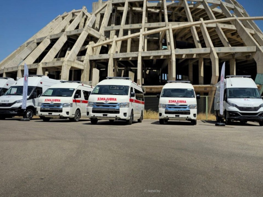 بدعم أممي.. الهلال الأحمر يتسلّم عيادات متنقلة وسيارات إسعاف