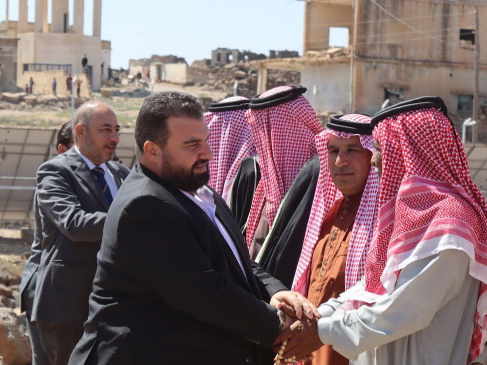 لبحث متطلبات العودة.. محافظ السويداء يلتقي وجهاء من عشائر المحافظة