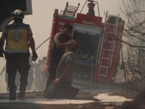 إصابة رجال إطفاء أثناء إخماد حرائق ريف اللاذقية ومؤازرات من حلب لمساندة فرق الإطفاء