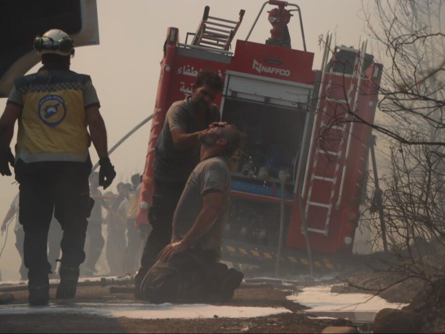 إصابة رجال إطفاء أثناء إخماد حرائق ريف اللاذقية ومؤازرات من حلب لمساندة فرق الإطفاء