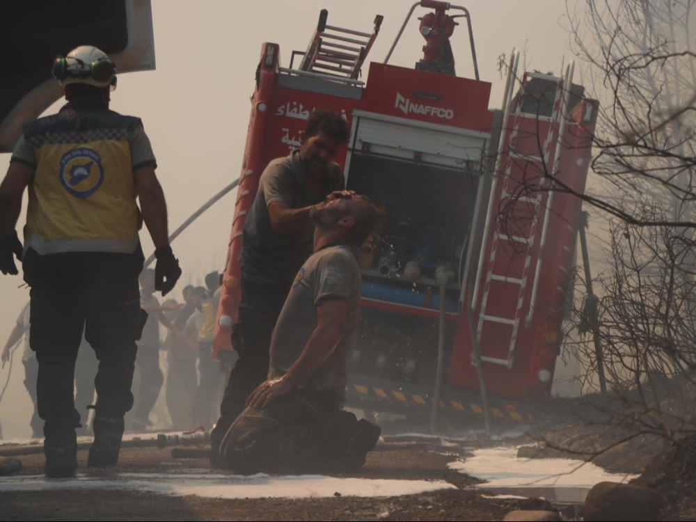 إصابة رجال إطفاء أثناء إخماد حرائق ريف اللاذقية ومؤازرات من حلب لمساندة فرق الإطفاء