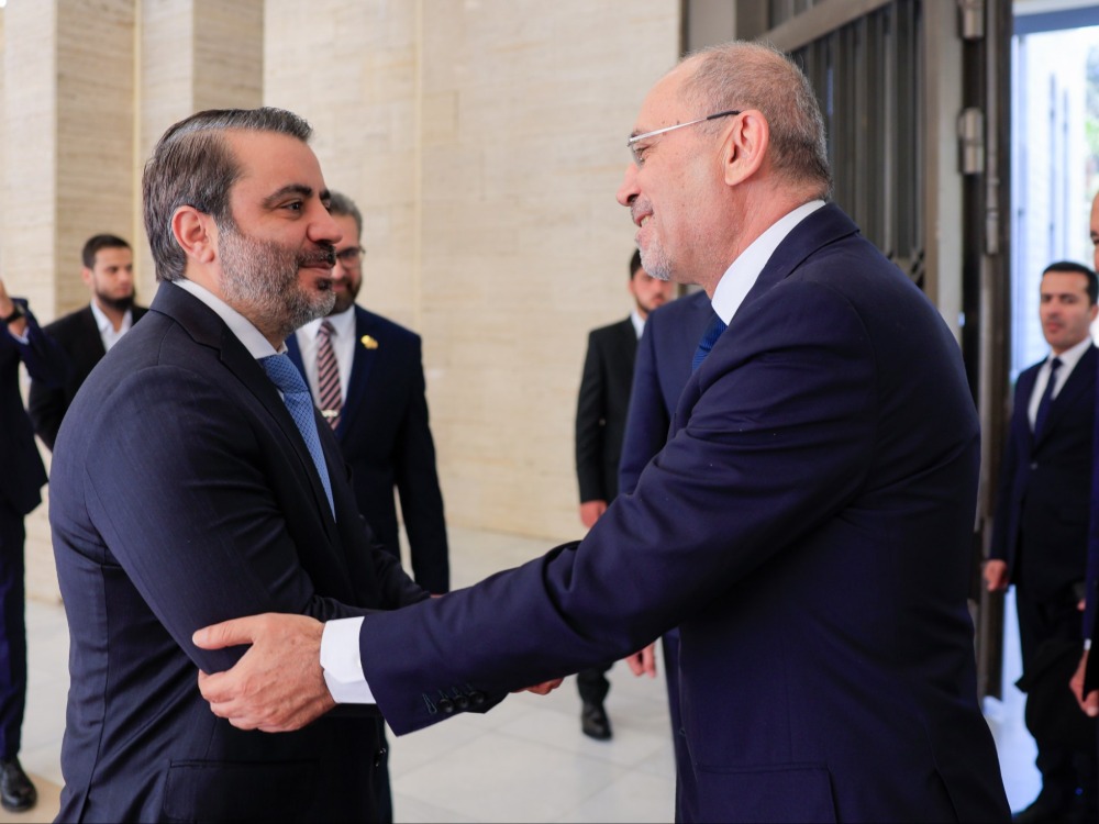 وزير الخارجية السوري أسعد الشيباني ونظيره الأردني أيمن الصفدي