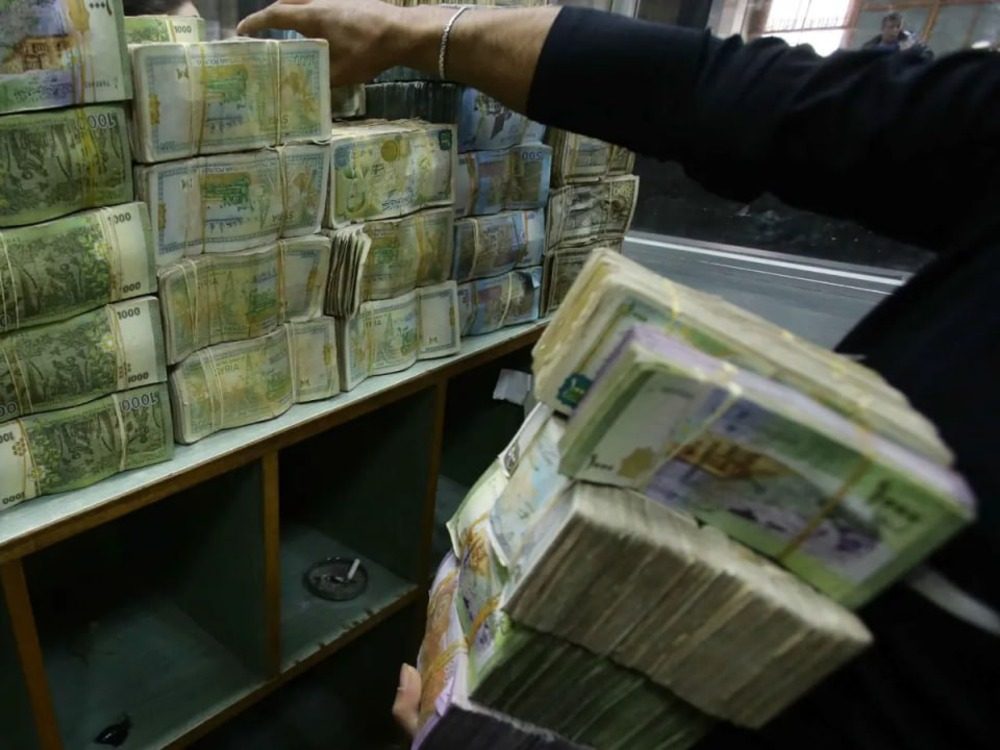 محافظ السويداء يعلن المباشرة بصرف رواتب العاملين في مديرية التربية