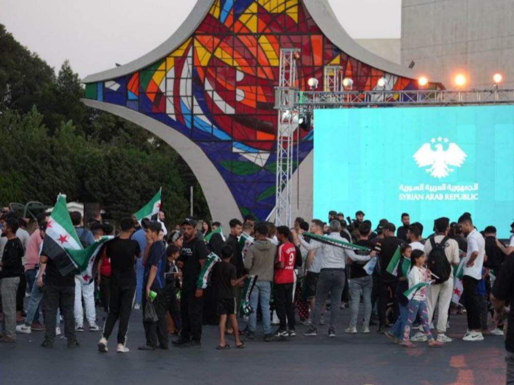 السوريون يحتشدون في الساحات العامة لمتابعة خطاب الرئيس الشرع في الأمم المتحدة