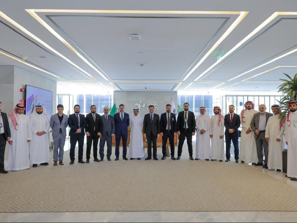 وزير الاتصالات يبحث التعاون الرقمي مع شركة "عِلم" السعودية