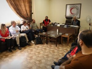 الهلال الأحمر والصليب الأحمر البريطاني يبحثان سبل دعم مراكز الإيواء في درعا