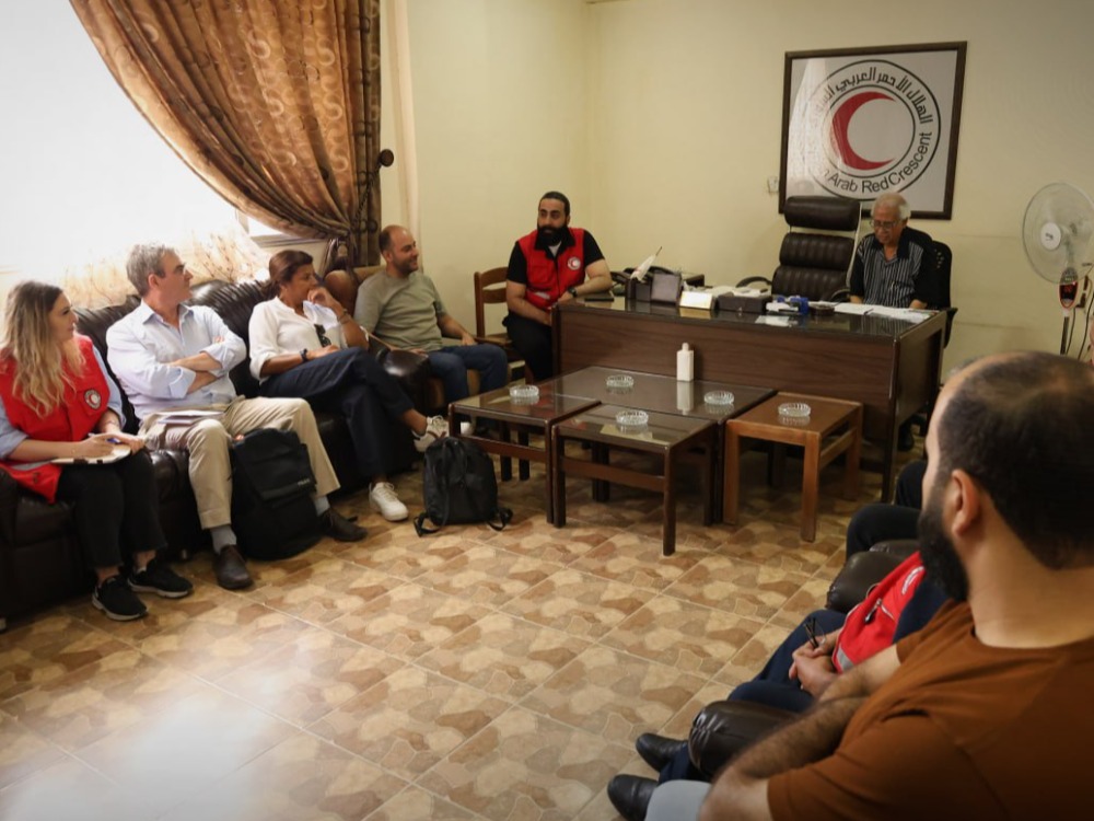 الهلال الأحمر والصليب الأحمر البريطاني يبحثان سبل دعم مراكز الإيواء في درعا