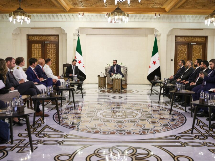 قائد القيادة المركزية وبارّاك يؤكدان التزام واشنطن بتحقيق استقرار سوريا والمنطقة