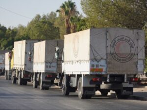 دخول قافلة مساعدات إنسانية وأخرى تجارية إلى السويداء تضم 72 شاحنة