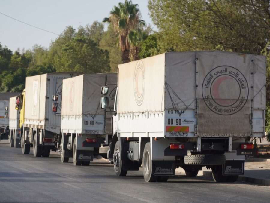 دخول قافلة مساعدات إنسانية وأخرى تجارية إلى السويداء تضم 72 شاحنة
