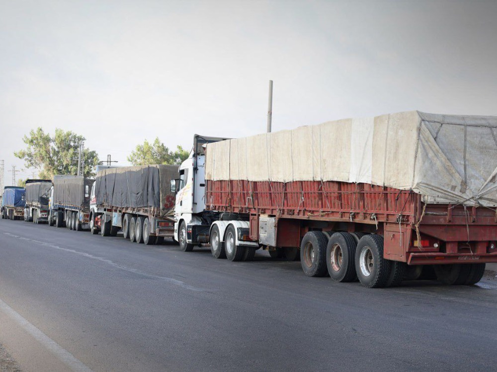 مكوّنة من 84 شاحنة.. دخول قافلة إغاثية وتجارية جديدة إلى السويداء