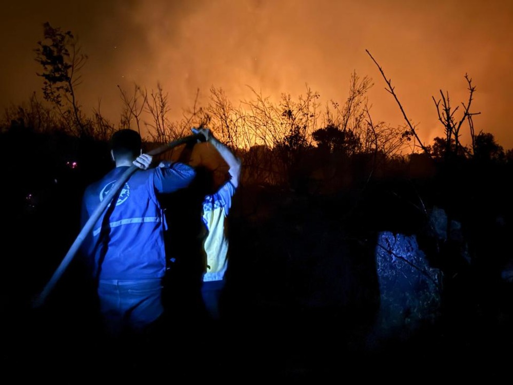 فرق الدفاع المدني تواصل جهودها لإخماد الحرائق في ريفي حمص وطرطوس