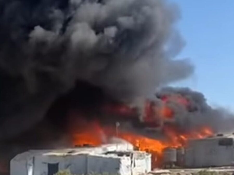 فيديو.. اندلاع حريق ضخم في مخيم للاجئين السوريين في لبنان