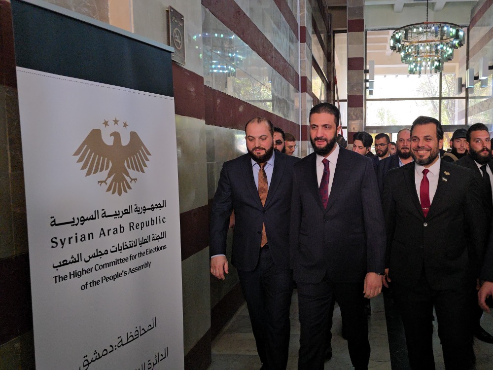 الرئيس الشرع يصل المكتبة الوطنية بدمشق لمتابعة سير العملية الانتخابية