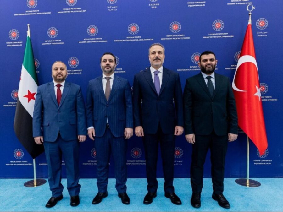 يضم وزيري الخارجية والدفاع.. وفد حكومي رفيع يصل أنقرة لإجراء مباحثات مشتركة