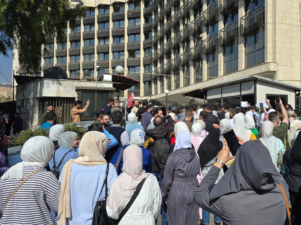 وقفة احتجاجية لطلاب كلية الحقوق بجامعة دمشق رفضاً لإلغاء نظام الأتمتة