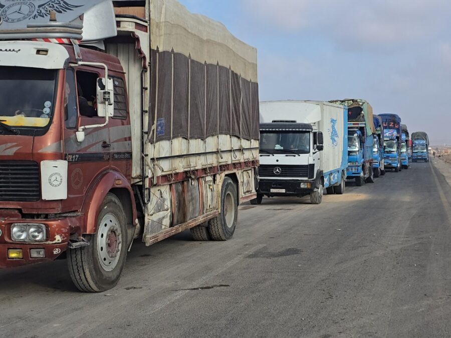 أكثر من مئة شاحنة تجارية وإغاثية تدخل السويداء