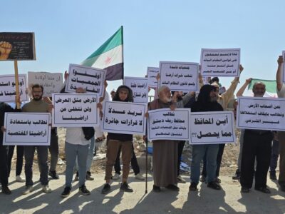 أهالي مدينة التل ينفذون وقفة احتجاجية للمطالبة بأراضيهم المستملكة